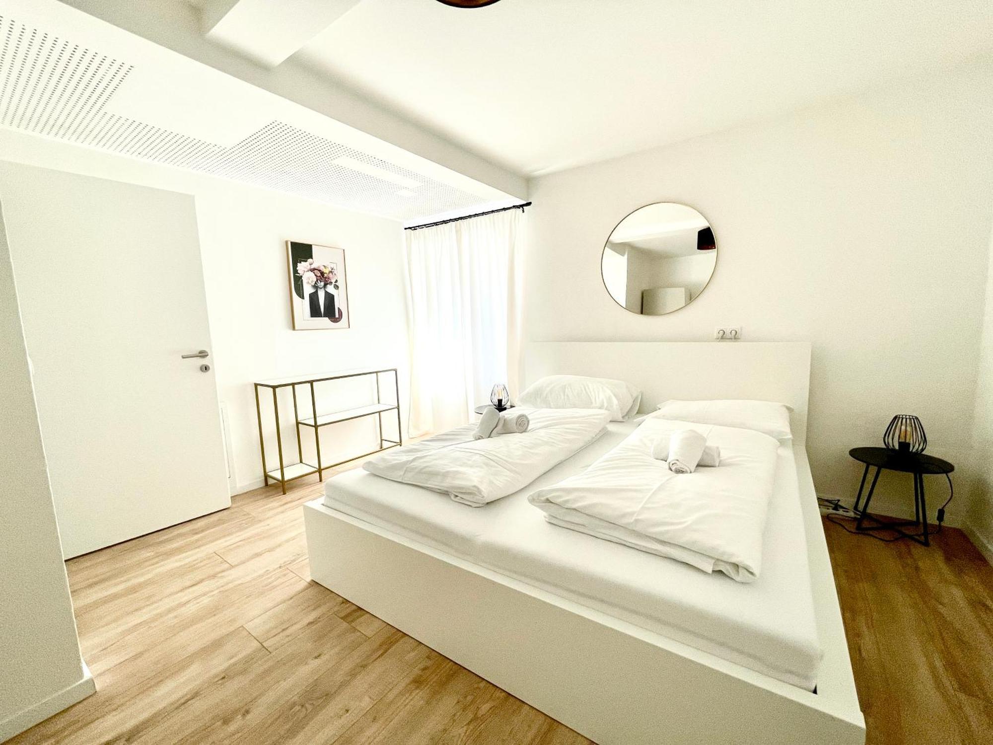 Contactless Self-Check-In - Stayhere Central City Suite 1 Graz Exterior photo